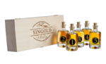 Singold Whisky Tasting Set mit den fünf kleinen Whiskyflaschen daneben stehend